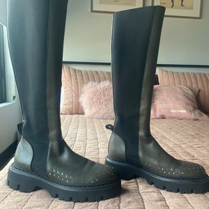 No. 21 tall boot; near perfect condition